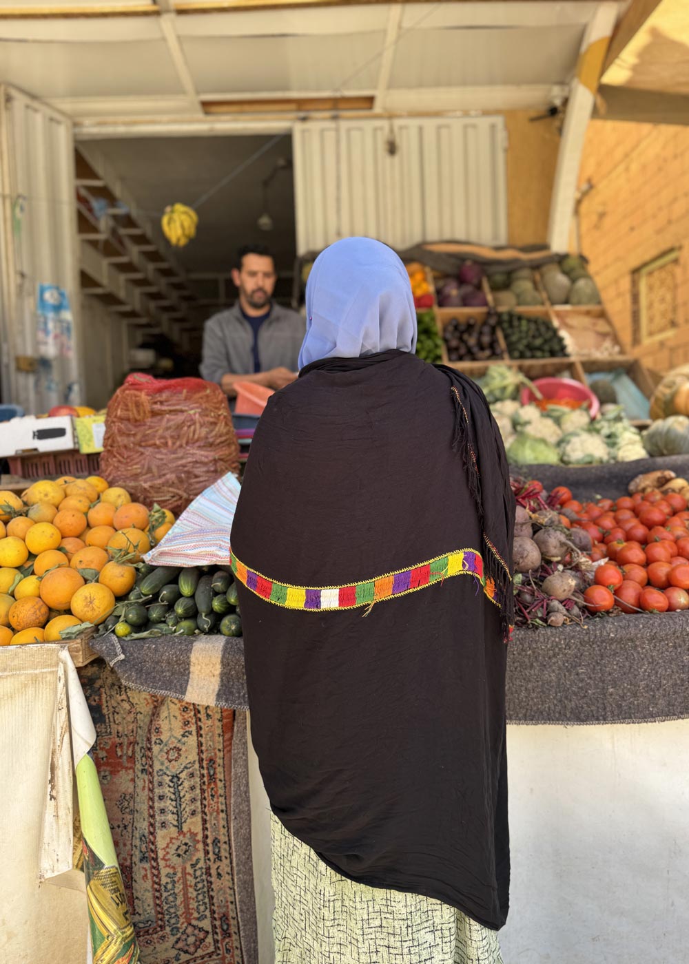 Mujer comprando en una fruteria