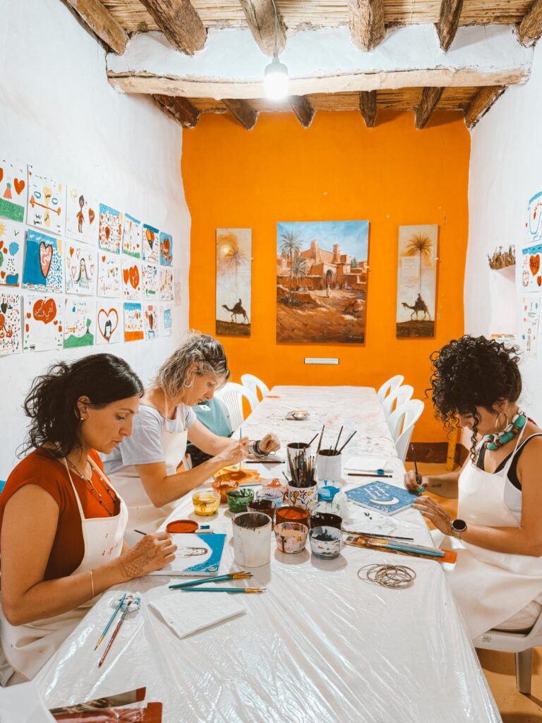 Mujeres impartiendo talleres