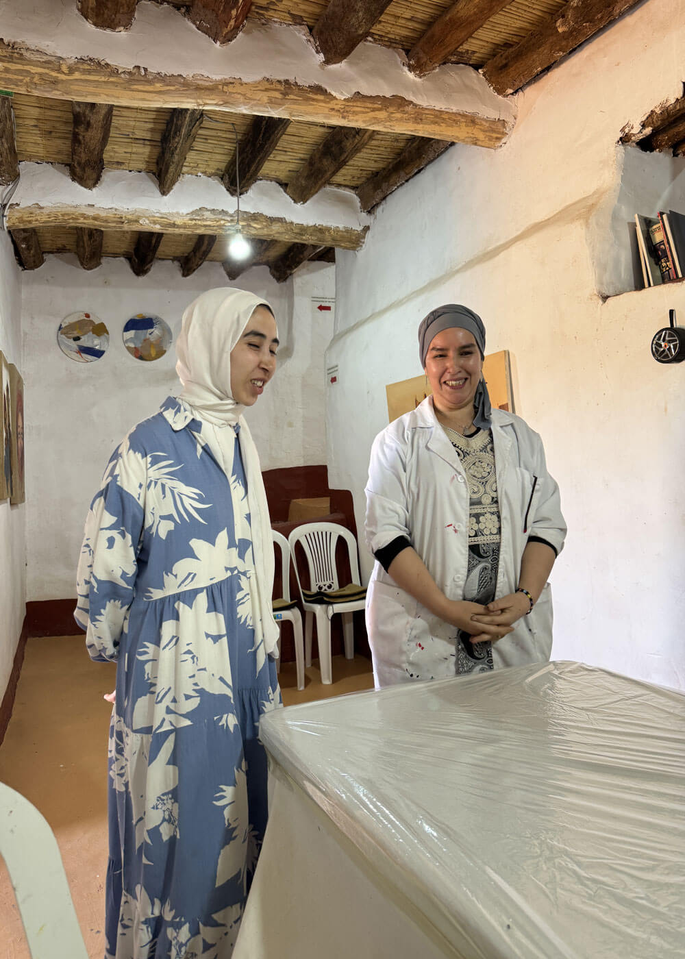 Mujeres impartiendo talleres